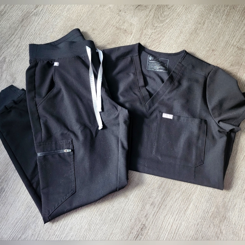 FIGS Womem set.  Black Like New.  Top XS, Bottom Joggers Zamora S/P.